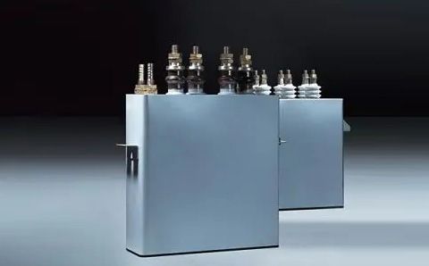電容器在直流電路中起什么作用？