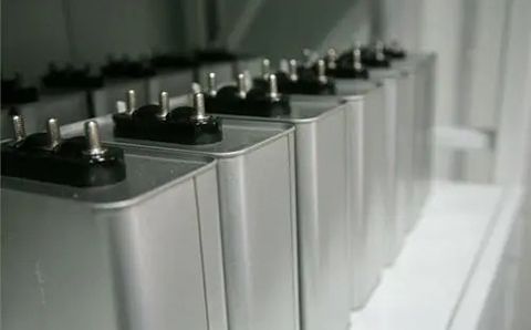 哪些因素影響電力電容器的容量？